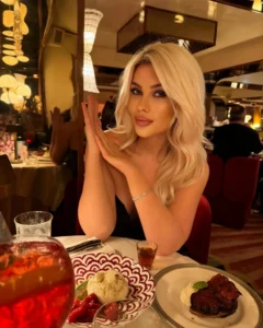 Лучшая эскортница Лея